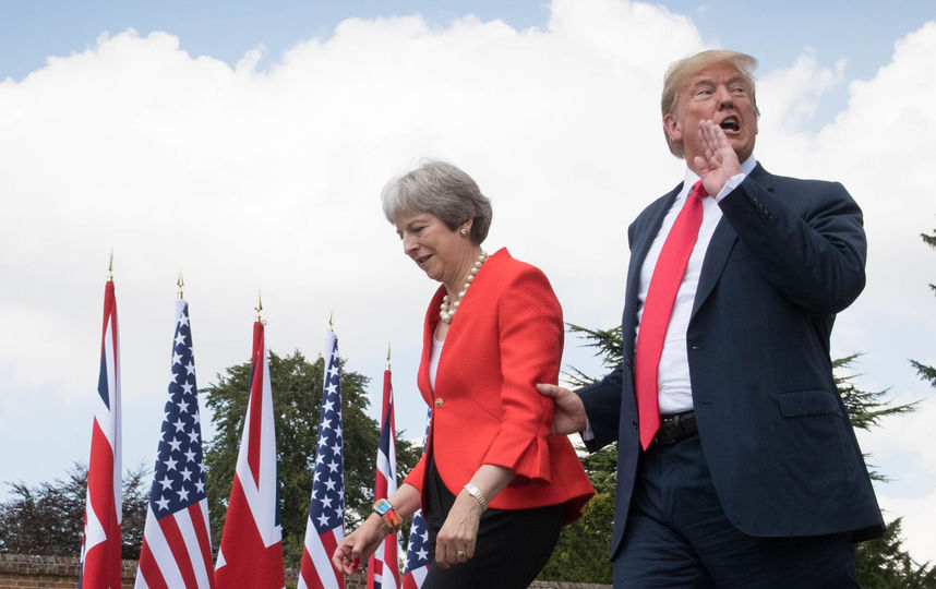 Ну и воспитание: Трамп загородил Елизавету II, не дав ей пройти, и вцепился в руку Мэй