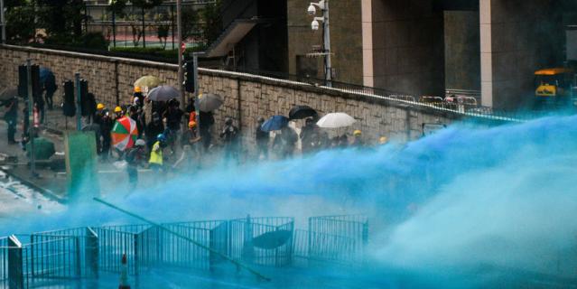 Впервые с начала протестов полицейские использовали синий краситель для маркировки протестующих.