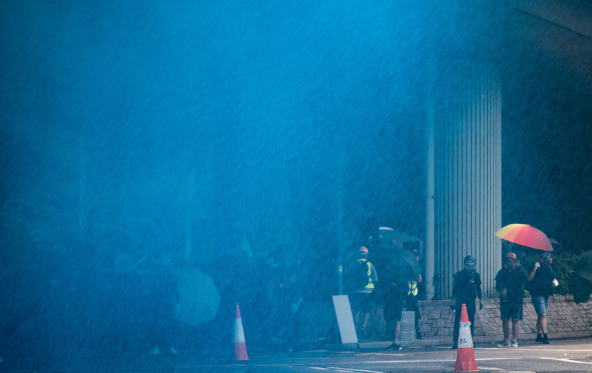 Впервые с начала протестов полицейские использовали синий краситель для маркировки протестующих. Фото AFP