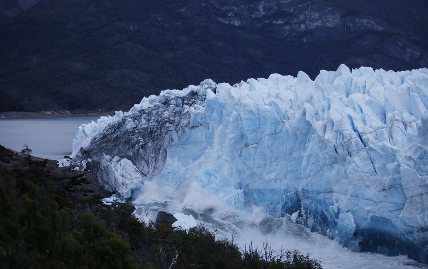 Обрушение ледяной арки Патагонии сняли на видео