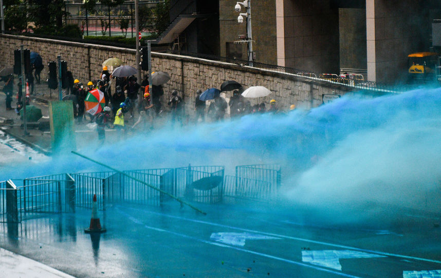 Впервые с начала протестов полицейские использовали синий краситель для маркировки протестующих. Фото AFP