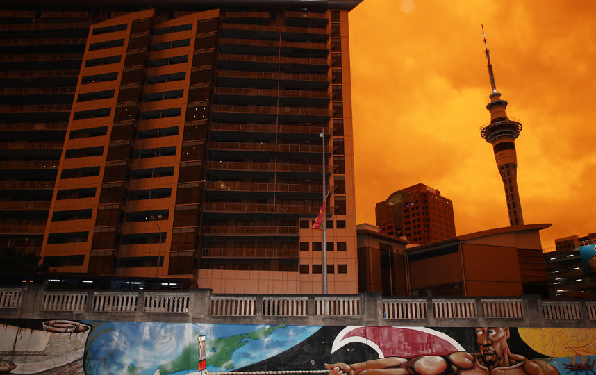 Небо Окленда окрасилось в оранжевый цвет. Фото Getty