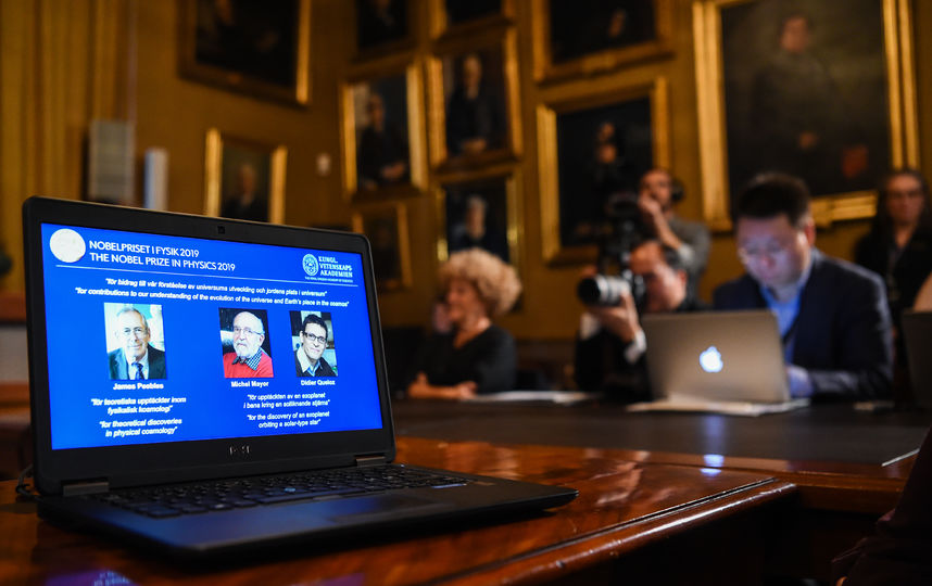 Нобелевскую премию по физике 2019 года вручили Джеймсу Пиблзу "за теоретические открытия в физической космологии", Мишелю Майору и Дидье Кело - "за открытия экзопланеты на орбите солнцеподобной звезды. Фото AFP