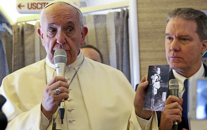 Папа римский Франциск показал фотографию последствий атомной бомбардировки Нагасаки в 1945 году. Фото AFP