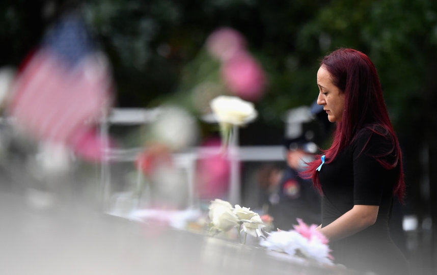 Теракты 11 сентября не забывают. Имена погибших у мемориала на Манхэттене читали вслух. Фото AFP