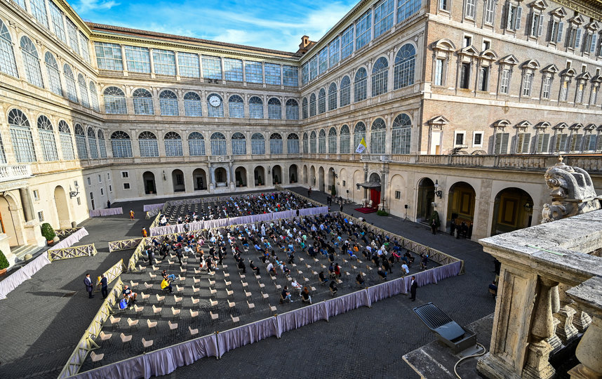 Верующие соблюдали социальную дистанцию. Фото AFP