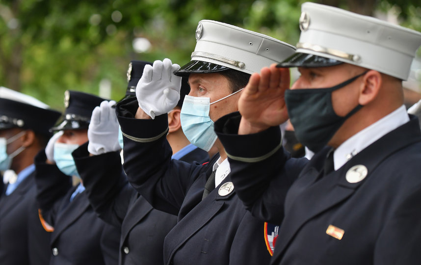 Теракты 11 сентября не забывают. Имена погибших у мемориала на Манхэттене читали вслух. Фото AFP