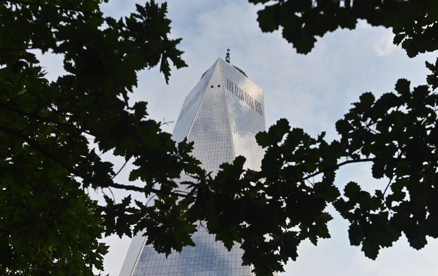 Теракты 11 сентября не забывают. Имена погибших у мемориала на Манхэттене читали вслух. Фото AFP