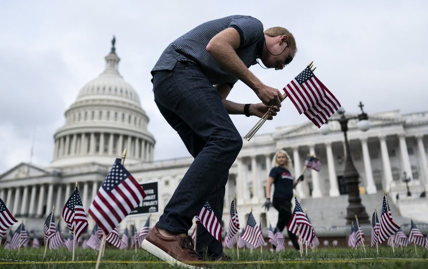 Теракты 11 сентября не забывают. Имена погибших у мемориала на Манхэттене читали вслух. Фото AFP