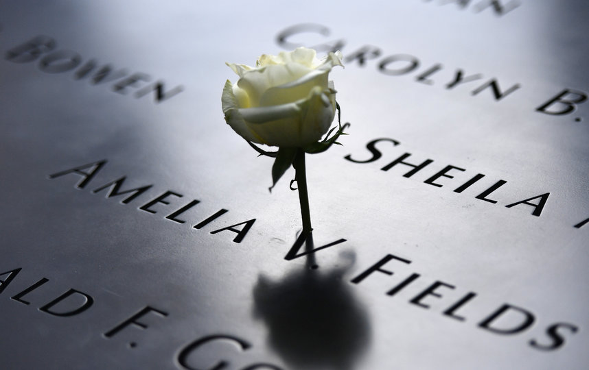 Теракты 11 сентября не забывают. Имена погибших у мемориала на Манхэттене читали вслух. Фото AFP