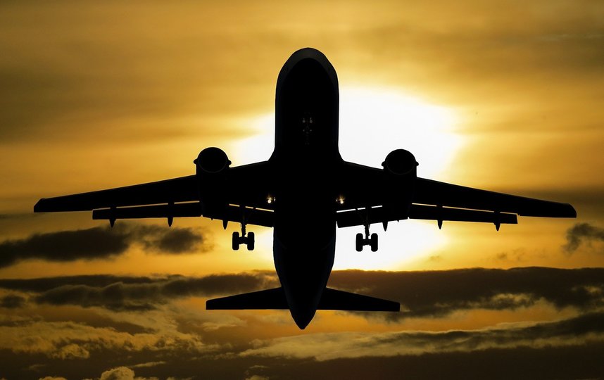 Пассажиры, летевшие на Ибицу, подрались в самолёте из-за маски