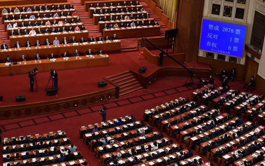 В общей сложности за документ проголосовали 2878 депутатов, один – против, шестеро воздержались. Фото AFP