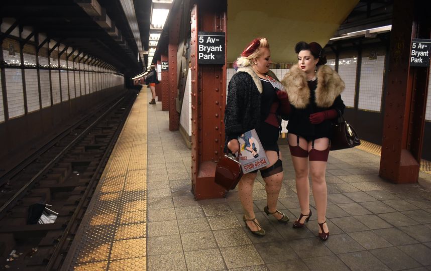 Пассажиры метро в разных странах мира проехались без штанов – фото