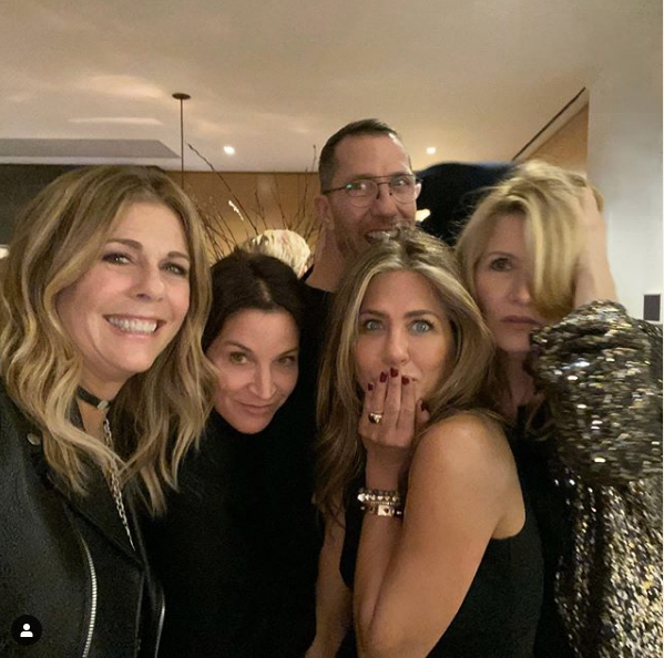 Дженнифер Энистон праздновала рождество с друзьями. Фото скриншот instagram.com/jenniferaniston/