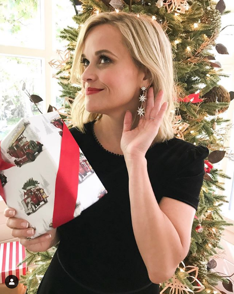 Риз Уизерспун похвасталась новыми серёжками. Фото скриншот instagram.com/reesewitherspoon