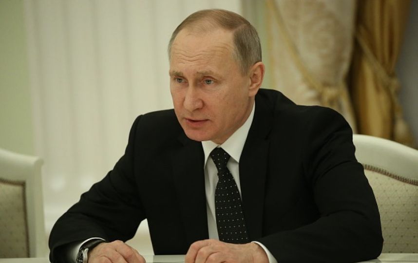 Песков рассказал о реакции Путина на удар США по аэродрому в Сирии