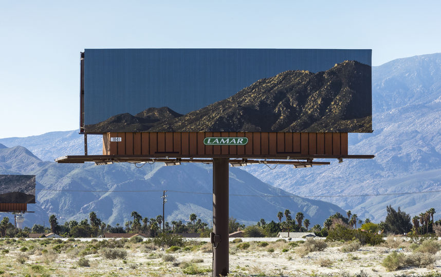 Пейзаж пустыни в США дополнили рекламными щитами