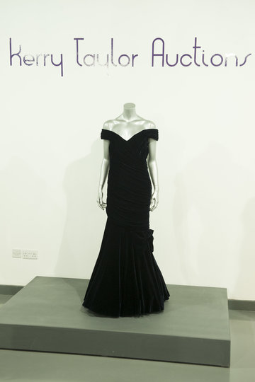 То самое тёмно-синее платье от Виктора Эдельштейна. Фото Getty