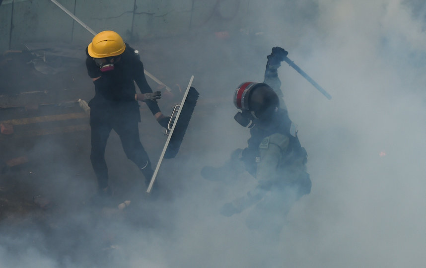 Полиция Гонконга пытается взять штурмом Гонконгский политехнический университет. Фото AFP
