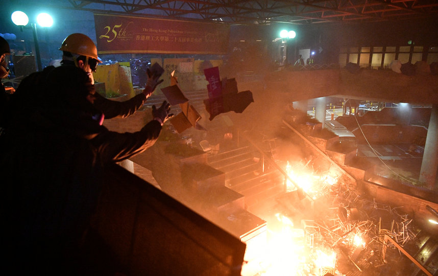 Полиция Гонконга пытается взять штурмом Гонконгский политехнический университет. Фото AFP