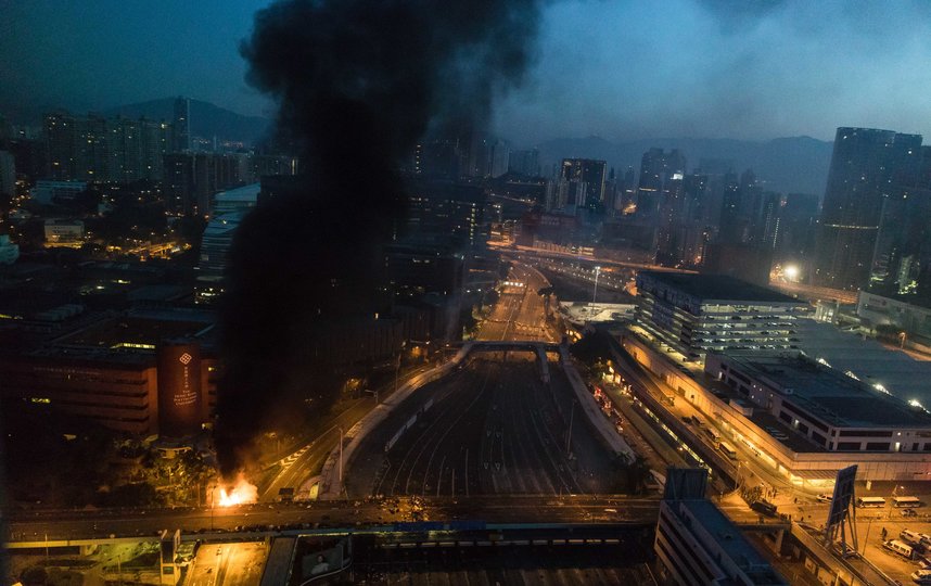 Полиция Гонконга пытается взять штурмом Гонконгский политехнический университет. Фото AFP