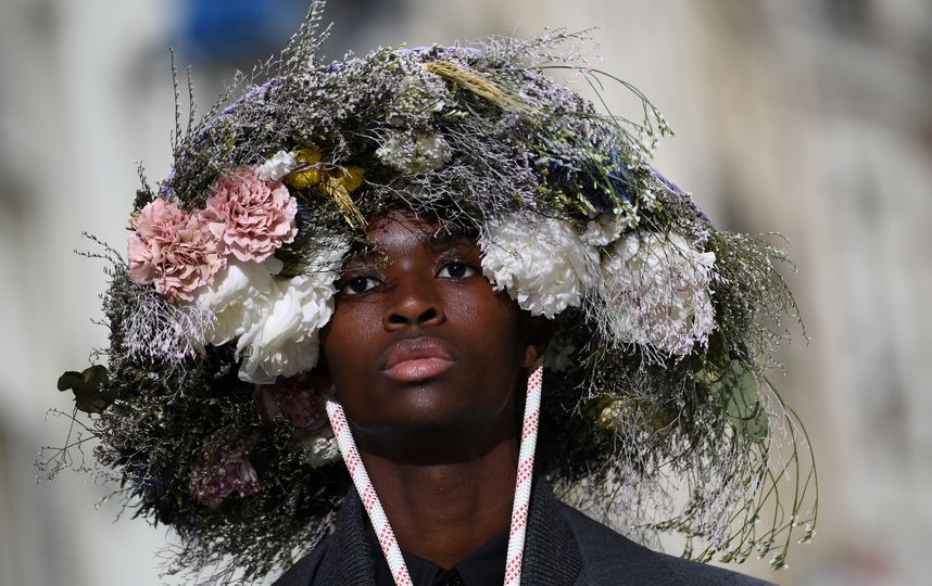 Показ Louis Vuitton в Париже: Мужчины вышли на подиум в юбках и венках из цветов
