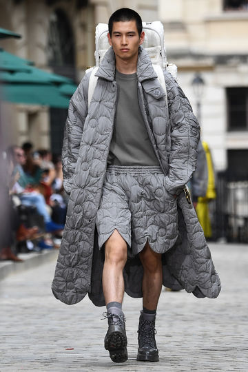 Показ Louis Vuitton в Париже. Фото AFP