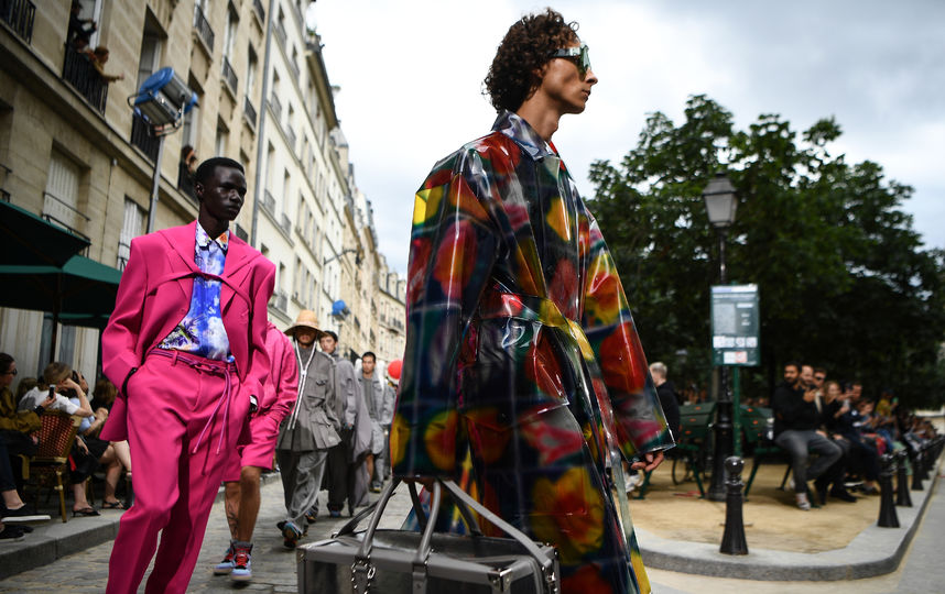 Показ Louis Vuitton в Париже. Фото AFP