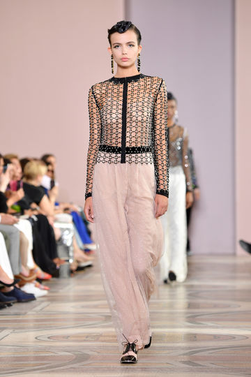 Показ Armani в Париже: Модели в абсолютно прозрачных нарядах вышли на подиум