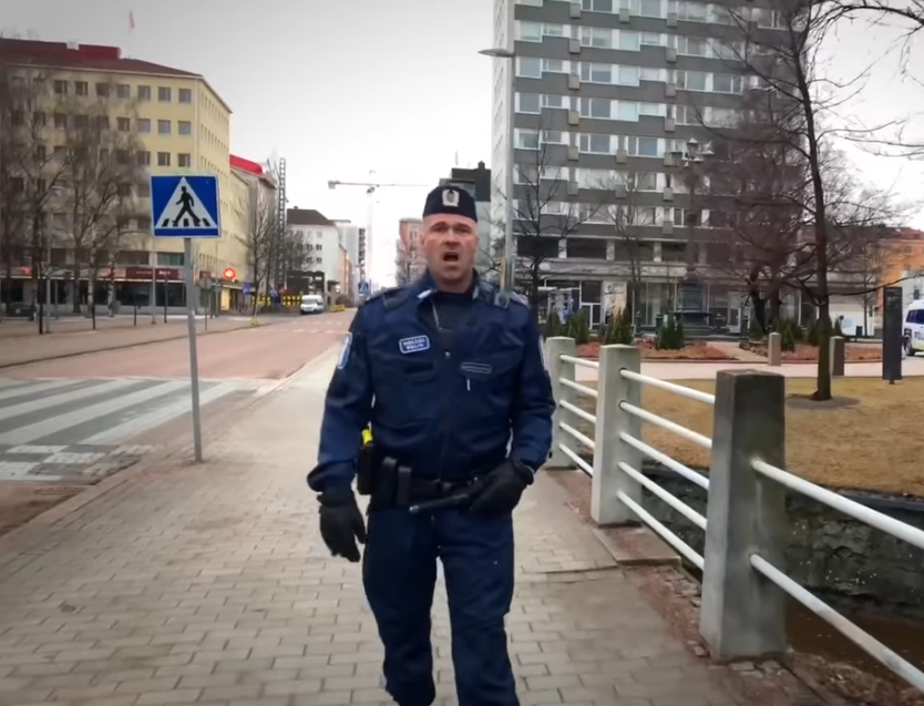 Петрус Шродерус исполнил известную советскую песню "Я люблю тебя, жизнь!". Фото Youtube-канал OulunPoliisi, Скриншот Youtube