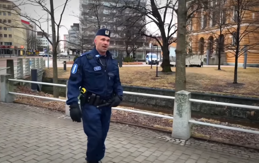 Петрус Шродерус исполнил известную советскую песню "Я люблю тебя, жизнь!". Фото Youtube-канал OulunPoliisi, Скриншот Youtube