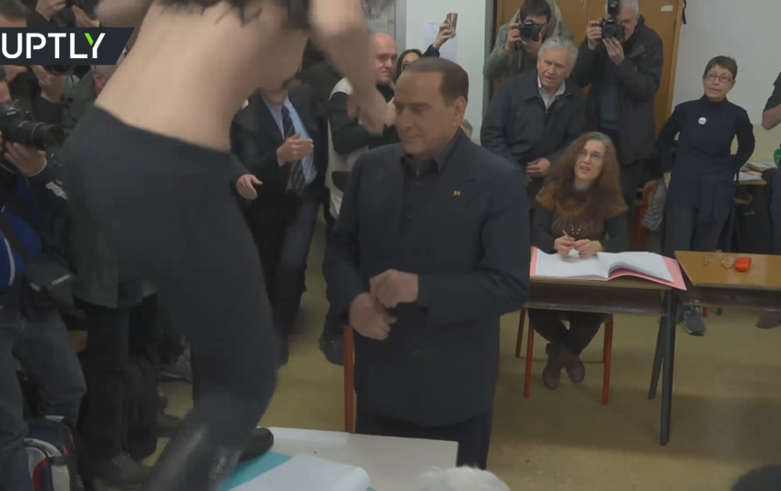 Полуголая активистка пыталась помешать Берлускони проголосовать. Видео