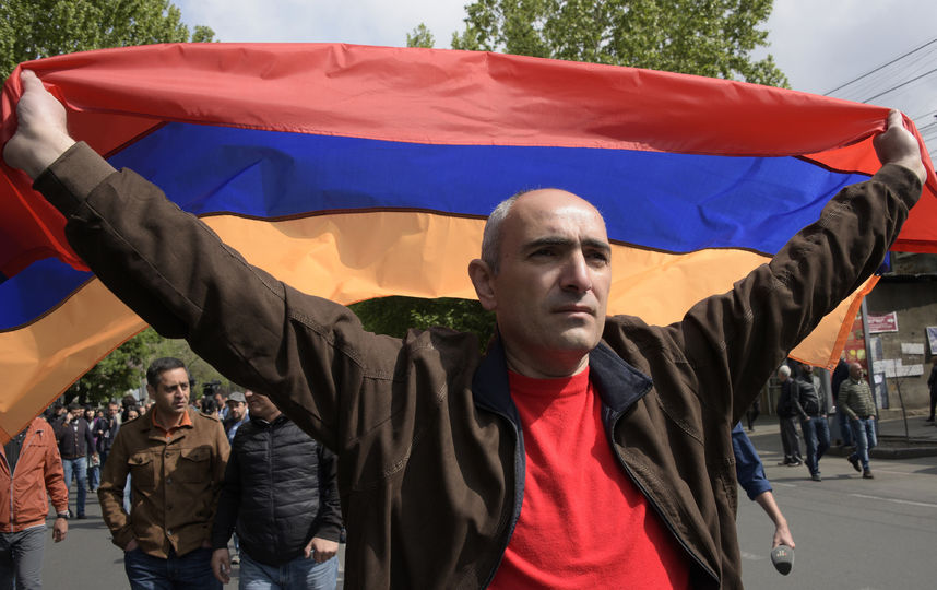 Полиция начала разгон демонстрантов в Ереване. Фото