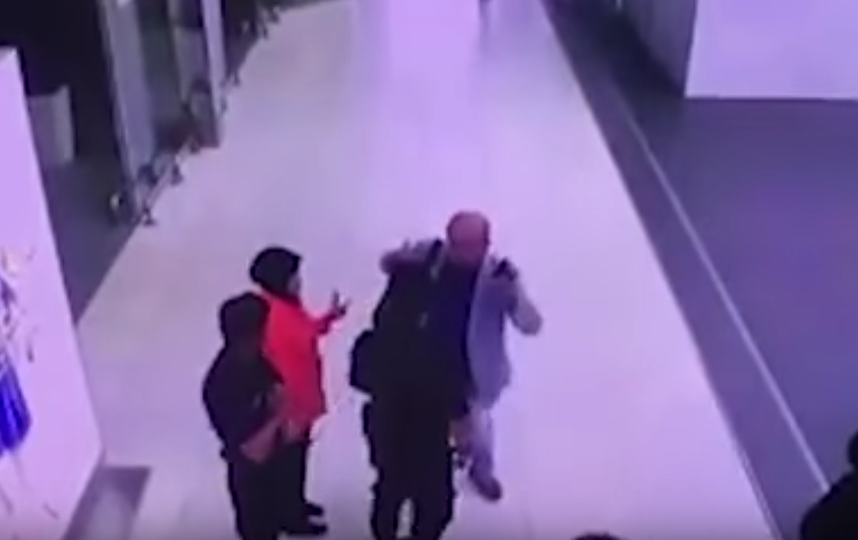 Мужчина обратился к службе безопасности после отравления. Фото Скриншот YouTube