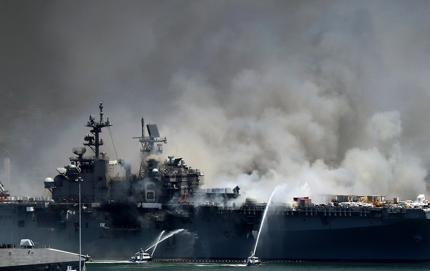 Пожар на десантном корабле вспыхнул в воскресенье 12 июля около 8:30 утра. Фото AFP