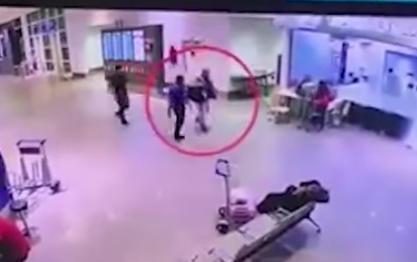 Пострадавшего мужчину отводят в медпункт. Фото Скриншот YouTube