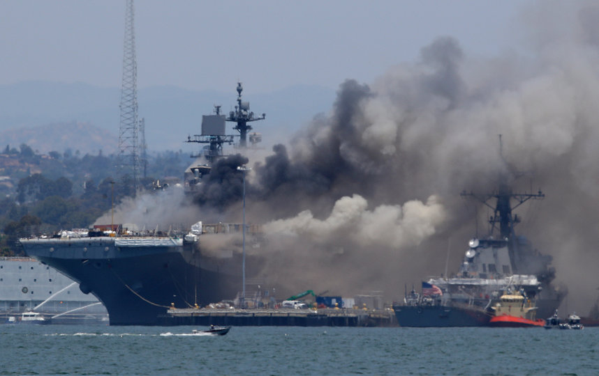 Пожар на десантном корабле вспыхнул в воскресенье 12 июля около 8:30 утра. Фото AFP