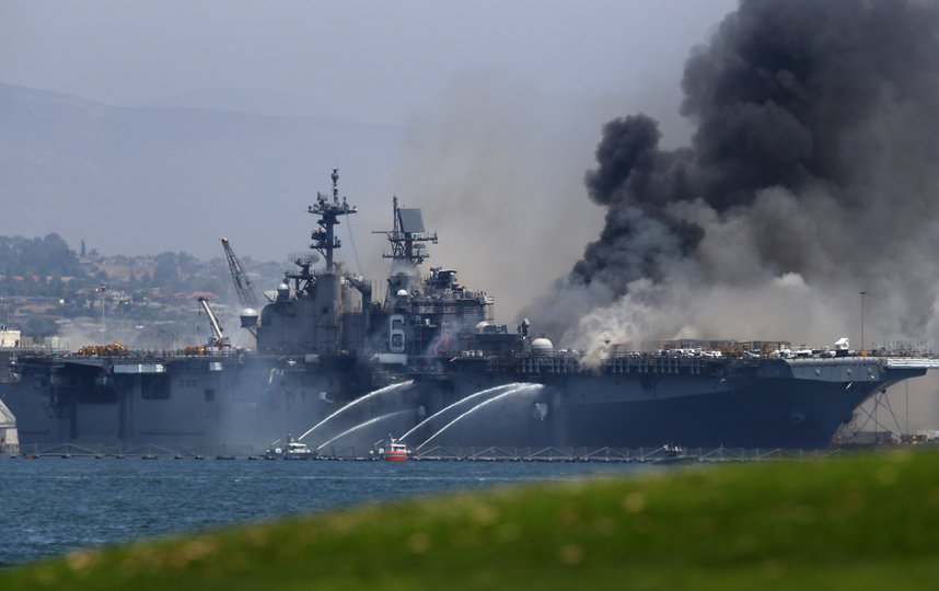 Пожар на десантном корабле вспыхнул в воскресенье 12 июля около 8:30 утра. Фото AFP