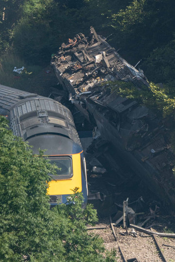 Поезд загорелся после того, как сошёл с крутой насыпи. Фото AFP