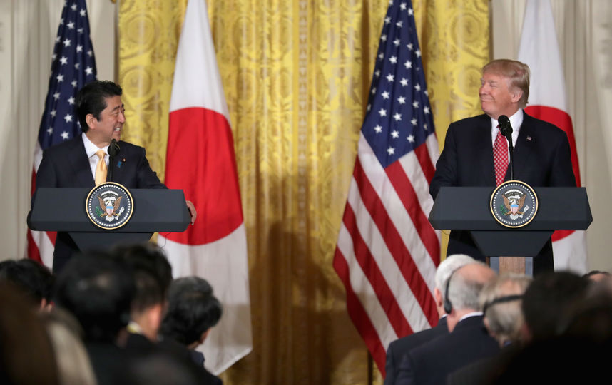 Премьер Японии обсудил с президентом США антироссийские санкции