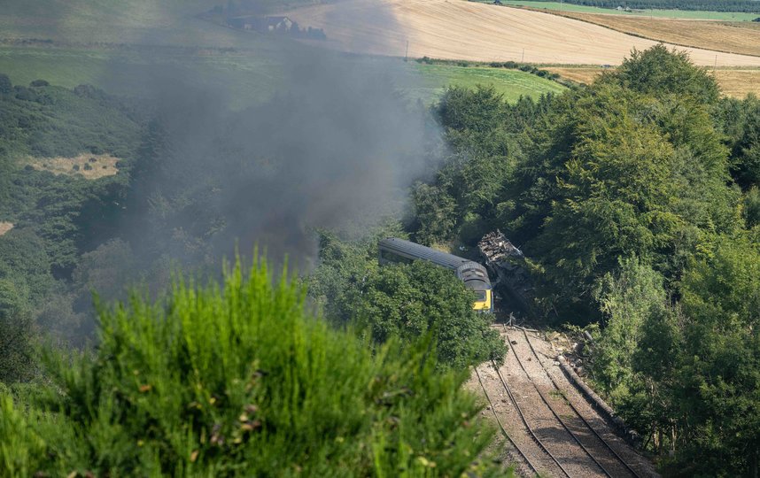 Поезд загорелся после того, как сошёл с крутой насыпи. Фото AFP