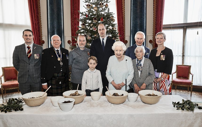 Принц Джордж приготовил праздничный пудинг в рамках благотворительной кампании. Фото Getty