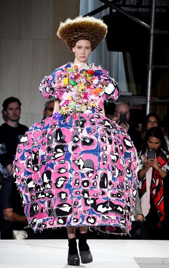 Причёска сенатора Петренко вдохновила дизайнеров в Париже. Фото AFP