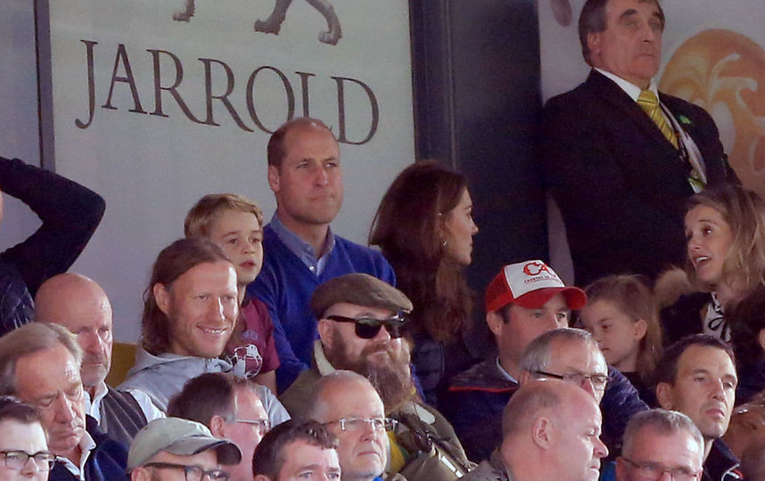 Кейт Миддлтон и принц Уильям с детьми на футбольном матче. Фото Getty