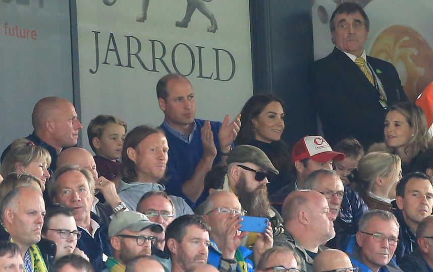 Кейт Миддлтон и принц Уильям с детьми на футбольном матче. Фото Getty