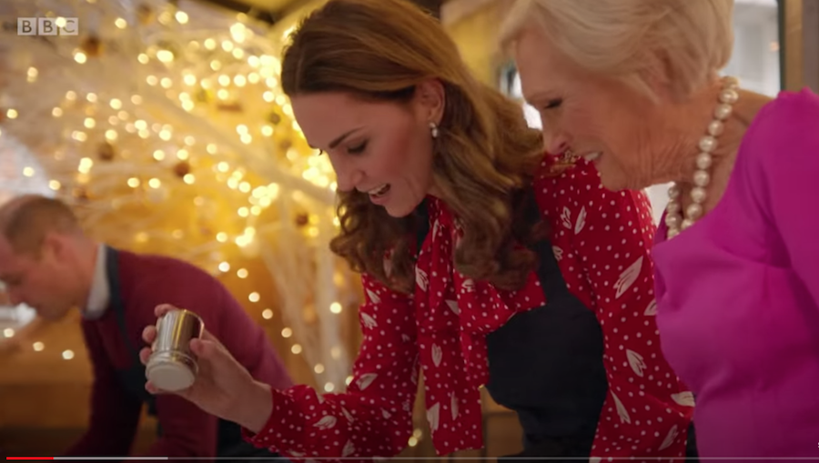 Кейт Миддлтон готовит под руководством Мэри Берри. Фото скриншот с видео