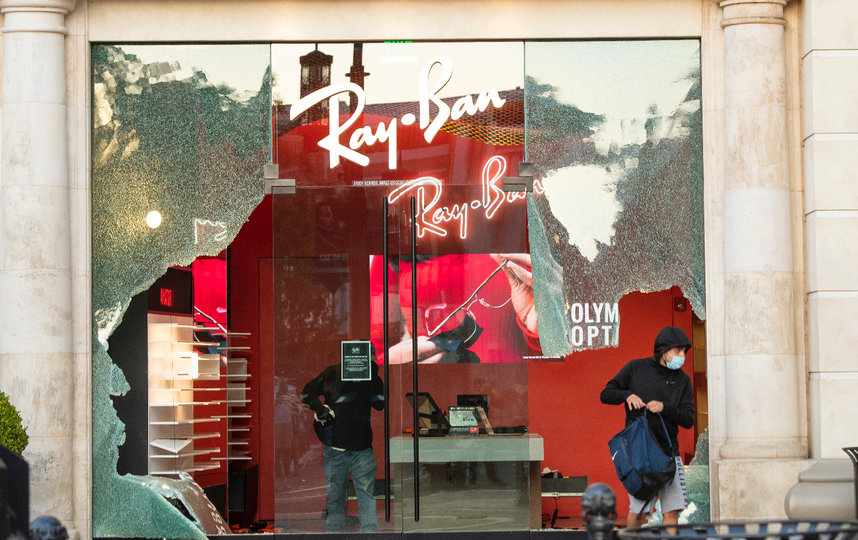 "Протестующие" выносят из бутиков всё, что попадётся под руку. Фото AFP