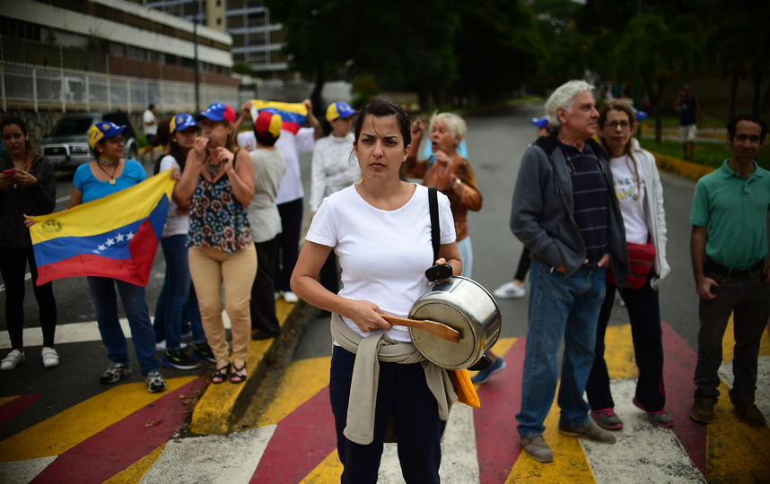 Протестующие заблокировали улицы в столице Венесуэлы. Фото AFP