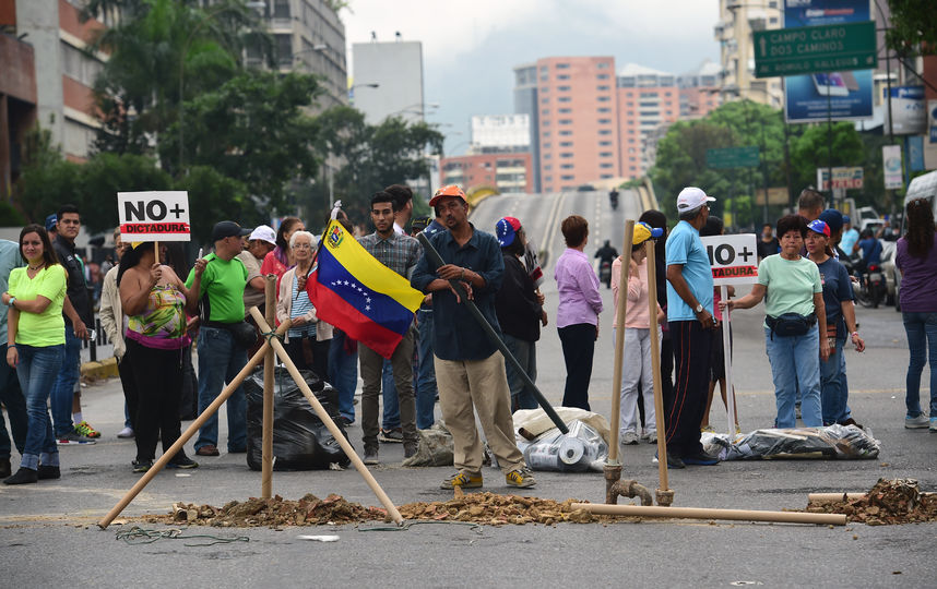 Протестующие заблокировали улицы в столице Венесуэлы. Фото AFP