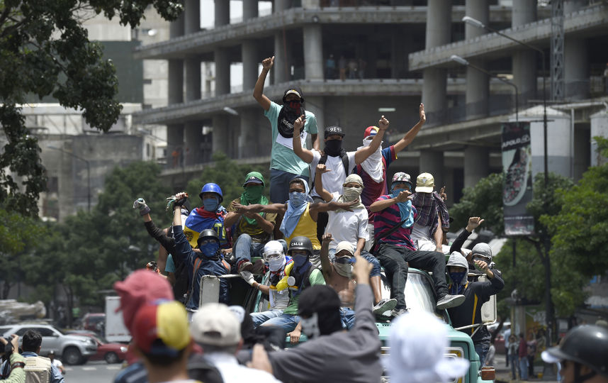 Протестующие с вертолета обстреляли верховный суд Венесуэлы